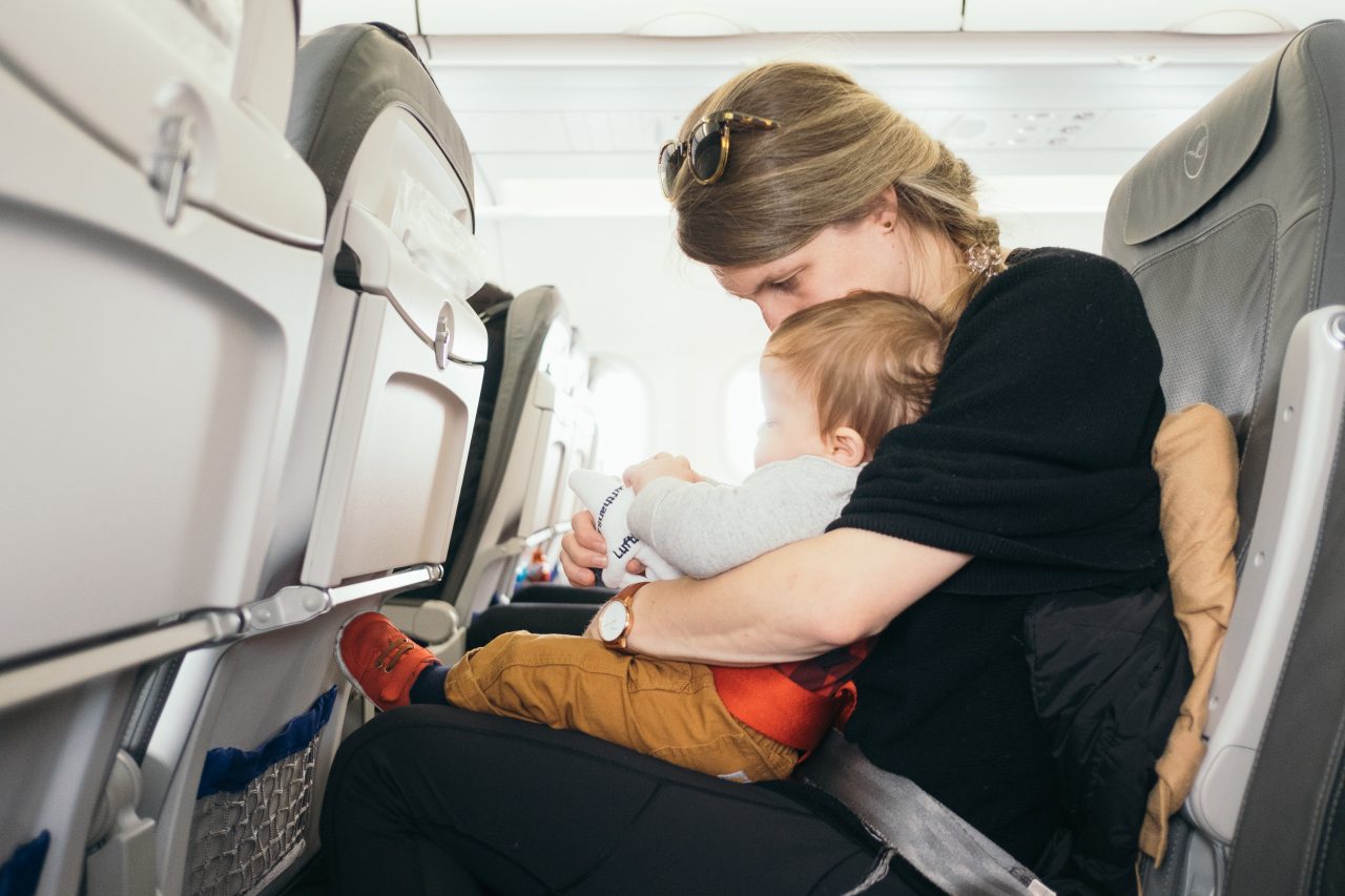 Dziecko w samolocie – jak przygotować się do pierwszego lotu z dzieckiem
