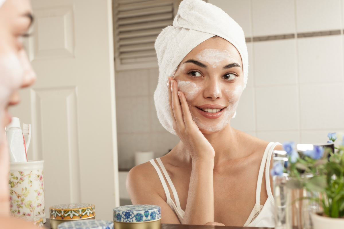 Wieczorna pielęgnacja skóry twarzy – o czym musisz pamiętać?