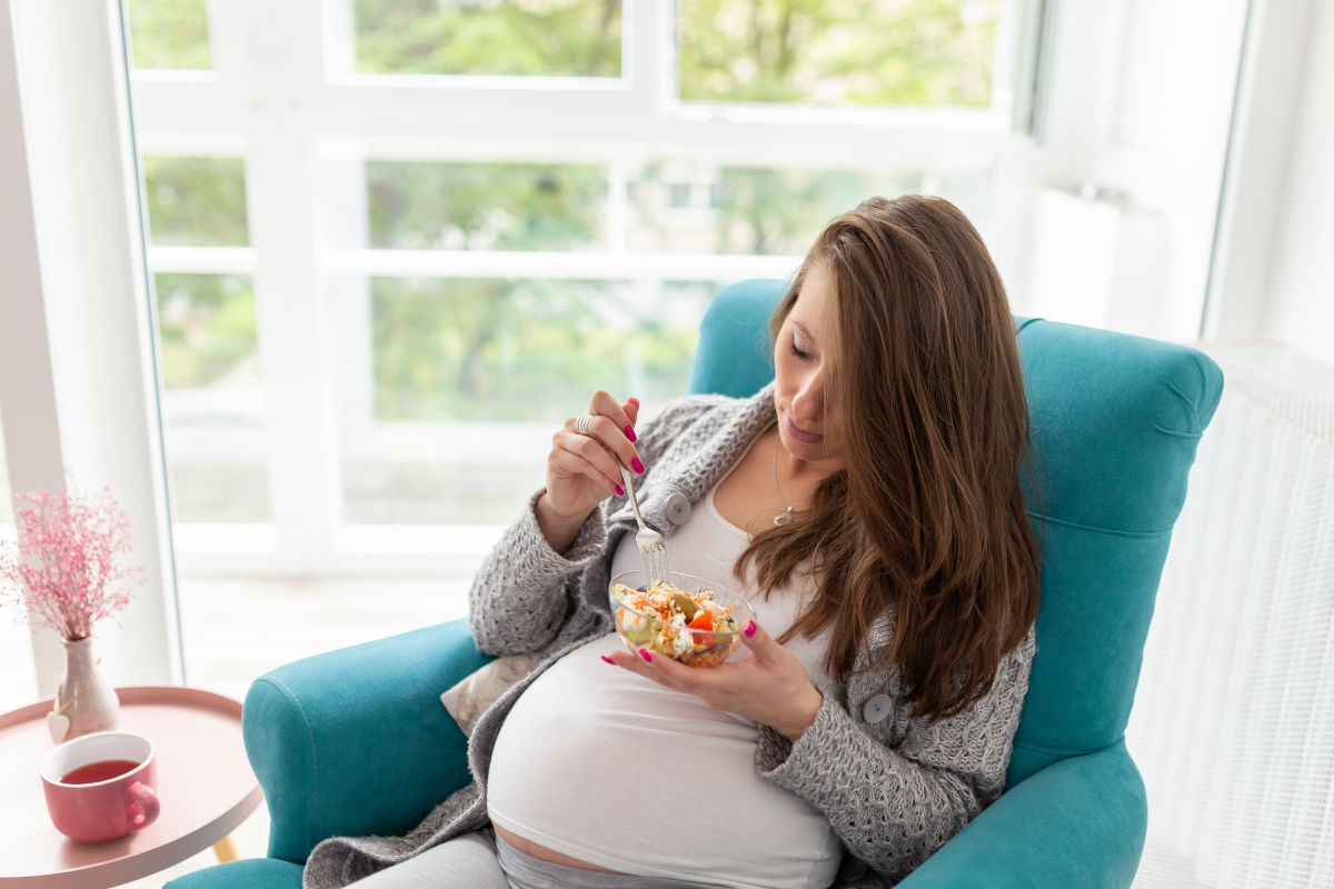 Co jeść w ciąży? Zasady zdrowej diety dla rozwoju dziecka