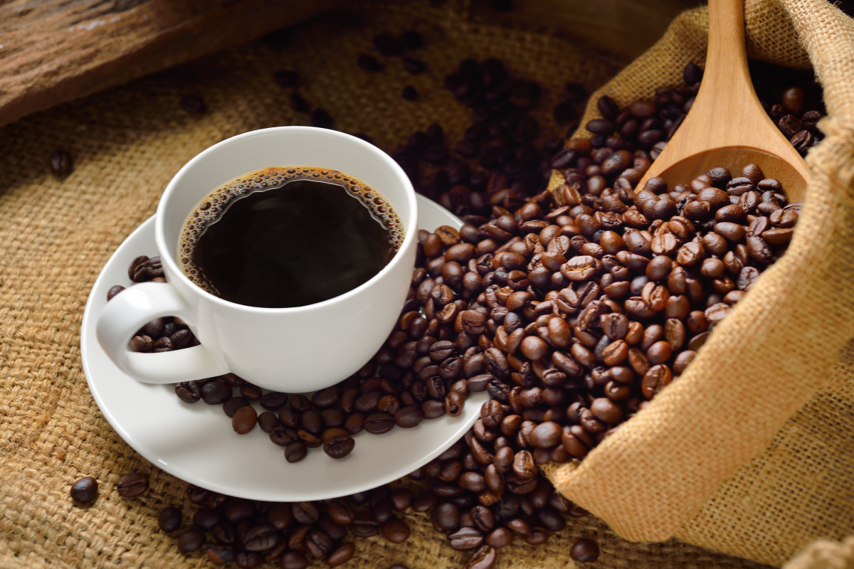 Czy kawa jest zdrowa? Korzyści i skutki uboczne picia tego popularnego napoju