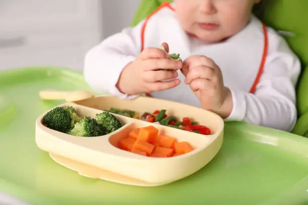 Dlaczego dziecko nie chce jeść? Przyczyny i porady dla rodziców