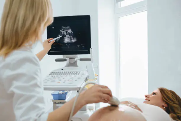 Kiedy warto wykonać pierwsze USG w ciąży?